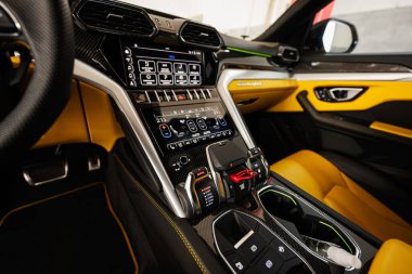 Ternopil, Ukrayna... 11 Kasım 2022: sarı Lamborghini Urus 'un araba vites kutusu.