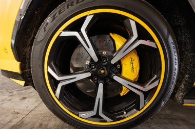 Ternopil, Ukrayna... 11 Kasım 2022 Sarı Lamborghini Urus 'un araba tekerleği.