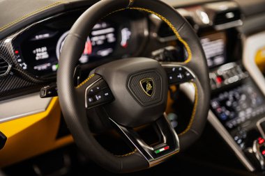 Ternopil, Ukrayna... 11 Kasım 2022 Sarı Lamborghini Urus 'un direksiyonu.