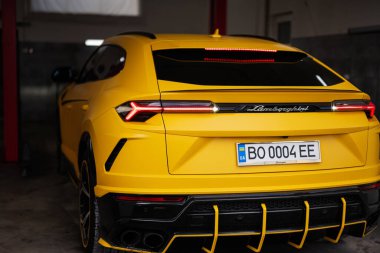 Ternopil, Ukrayna... 11 Kasım 2022: Sarı Lamborghini Urus otomobil servis istasyonunda.