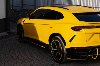 Ternopil, Ukrayna... 11 Kasım 2022: Sarı Lamborghini Urus otomobil servis istasyonunda.