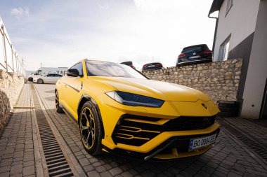 Ternopil, Ukrayna 11 Kasım 2022 Sarı Lamborghini Urus.