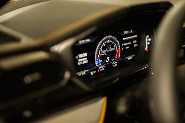 2022年11月11日 乌克兰人Ternopil 黄色Lamborghini Urus仪表板 — 图库照片