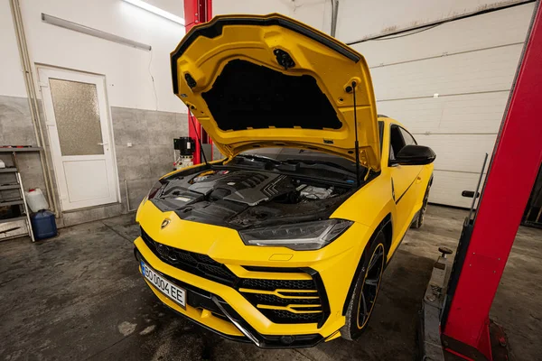 Ternopil Ucraina Novembre 2022 Lamborghini Giallo Urus Con Cappuccio Aperto — Foto Stock