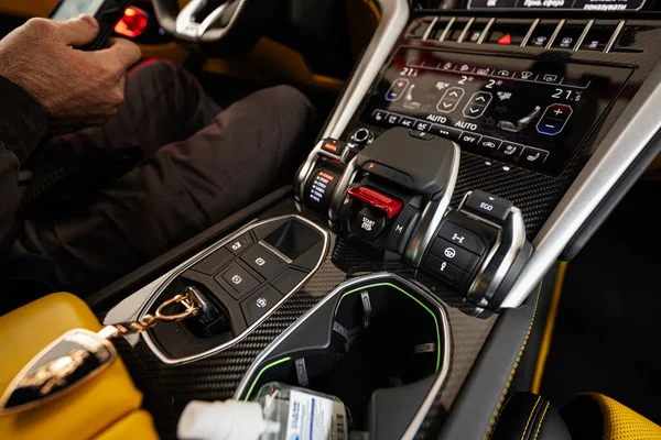 2022年11月11日 乌克兰人Ternopil 带司机的黄色兰博基尼乌鲁斯变速箱钥匙 — 图库照片