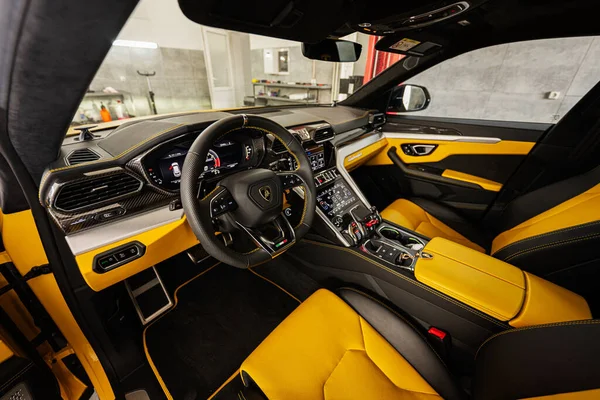Тернопіль Україна Листопада 2022 Автомобільний Інтер Жовтого Lamborghini Urus — стокове фото