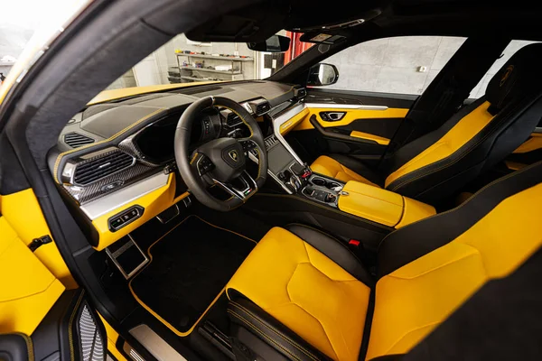 2022年11月11日 乌克兰Ternopil 黄色Lamborghini Urus的汽车内部 — 图库照片