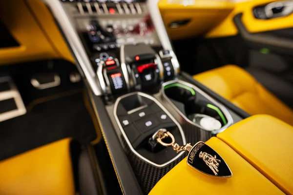 2022年11月11日 乌克兰人Ternopil 黄色Lamborghini Urus内部的钥匙 — 图库照片
