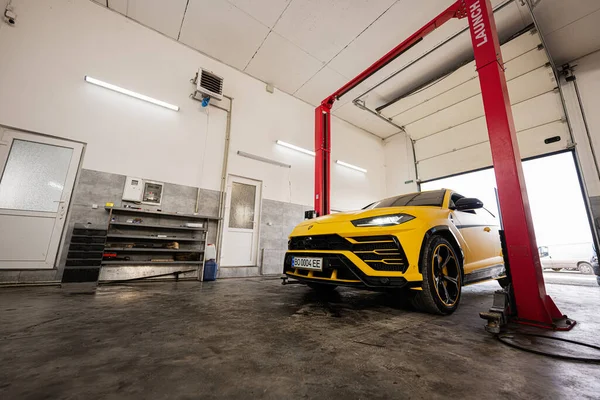 Ternopil Ucraina Novembre 2022 Lamborghini Giallo Urus Stazione Servizio Auto — Foto Stock