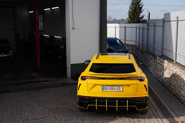 Ternopil Ukrayna Kasım 2022 Sarı Lamborghini Urus Otomobil Servis Istasyonunda — Stok fotoğraf