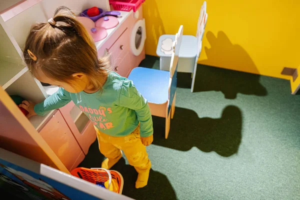 Menina Bebê Jogando Crianças Indoor Parque Infantil Cozinha — Fotografia de Stock