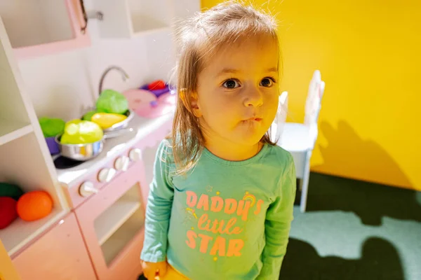 Девочка Играла Крытой Детской Кухне — стоковое фото