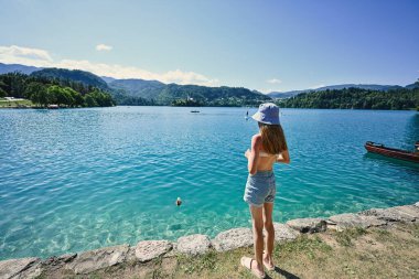 Panama 'daki genç kızın arkası manzara iskelesinde güzel Bled Lake, Slovenya.