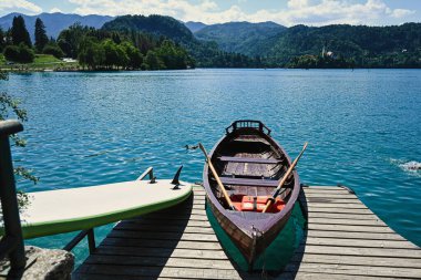 Slovenya 'nın güzel Bled Gölü rıhtımında ahşap bir tekne..