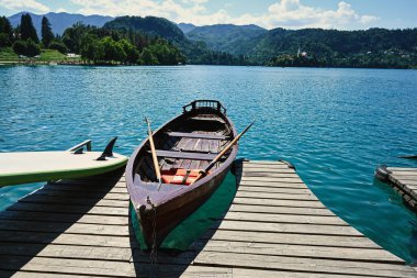 Slovenya 'nın güzel Bled Gölü rıhtımında ahşap bir tekne..