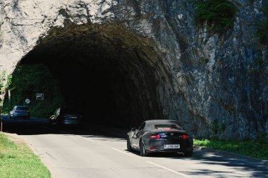 Bled, Slovenya - 3 Temmuz 2022: Mazda MX 5 Bled, Slovenya 'daki karayolu kayalık tünelinde.