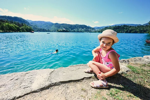 Bebê Menina Maiô Chapéu Sentar Cais Visão Bela Bled Lake — Fotografia de Stock