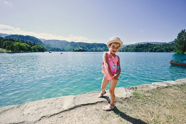 Bebê Menina Maiô Chapéu Posou Cais Visão Bela Bled Lake — Fotografia de Stock