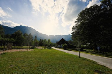 Julian Alps, Ukanc, Slovenya 'daki tahta çocuklar parkında.