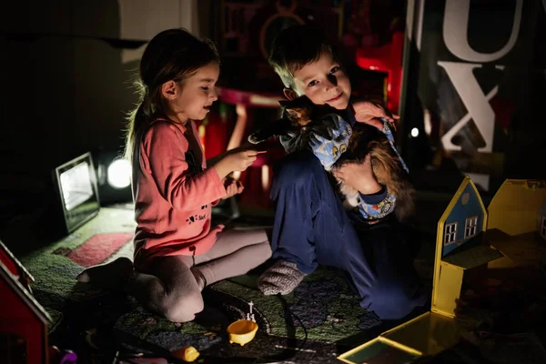Fratello Sorella Giocare Con Gattino Casa Durante Blackout Utilizzando Illuminazione — Foto Stock
