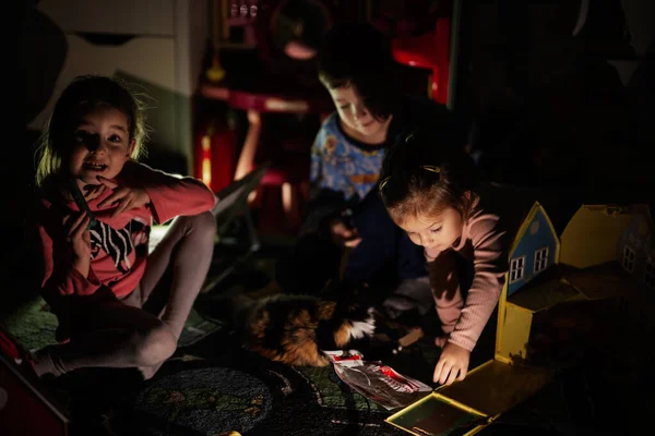 Niños Jugando Con Gatito Casa Durante Apagón Usando Iluminación Alternativa —  Fotos de Stock