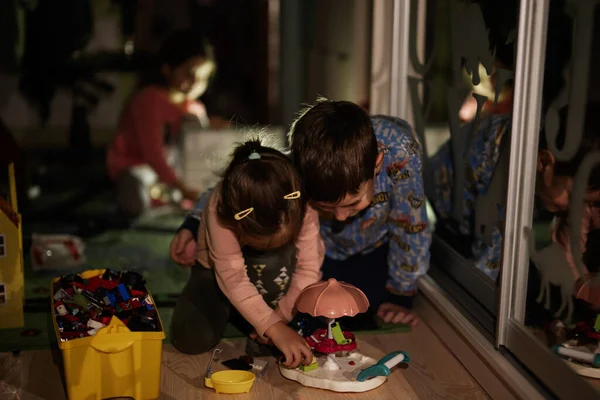 Bambini Che Giocano Casa Durante Blackout Con Illuminazione Alternativa — Foto Stock