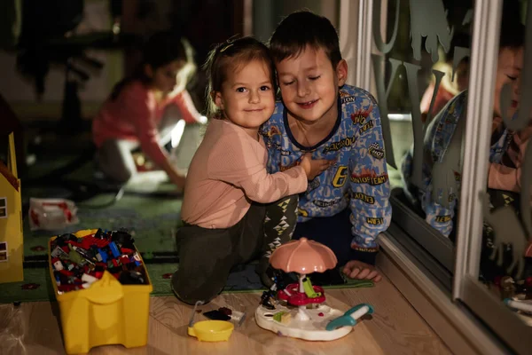 Crianças Brincando Casa Durante Apagão Usando Iluminação Alternativa — Fotografia de Stock