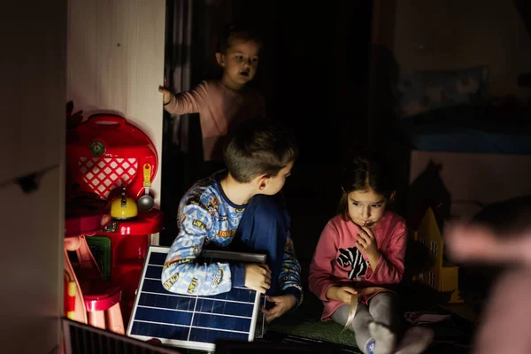 Bambini Che Giocano Casa Durante Blackout Utilizzando Illuminazione Alternativa Con — Foto Stock