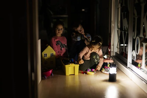 Niños Jugando Casa Durante Apagón Usando Linterna — Foto de Stock