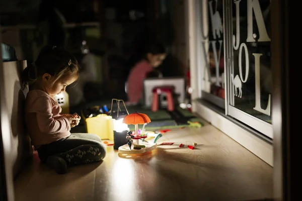 Ledランタンを使って停電中に家で遊ぶ子供 — ストック写真