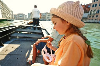 Bebeğim Venedik maskesini tut ve İtalya Venedik 'te gondolda otur..
