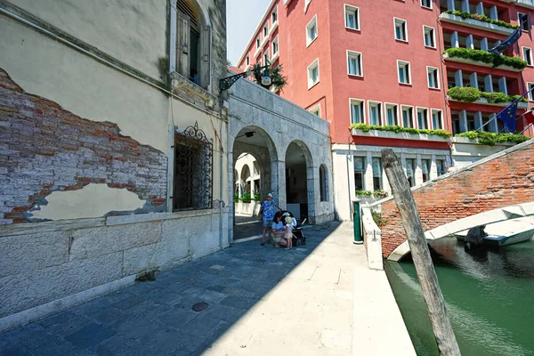 Mutter Mit Kindern Steht Kanal Venedig — Stockfoto