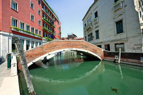 Brückenkanal Venedig Italien Einem Sonnigen Sommertag Ponte Dei Tolentini Straße — Stockfoto