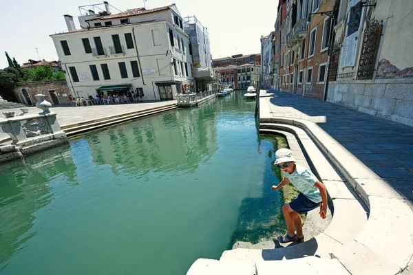Junge Panama Und Sonnenbrille Stehen Der Nähe Eines Kanals Venedig — Stockfoto