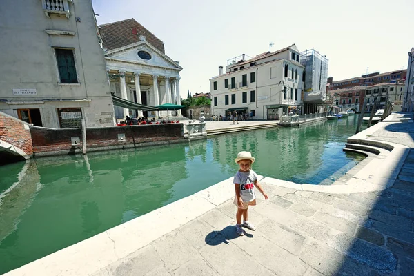 Kleine Mädchen Stehen Der Nähe Eines Kanals Venedig Italien Ponte — Stockfoto