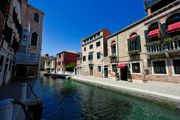 Canal Com Barcos Veneza Italia — Fotografia de Stock