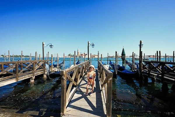Baby Girl Stand Wooden Gondola Dock Veneza Itália — Fotografia de Stock