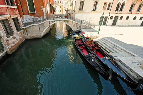 用两个吊船在意大利威尼斯的运河 — 图库照片