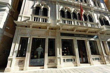 Venedik, İtalya - 4 Temmuz 2022: Venedik, İtalya 'da Dolce & Gabbana mağazasının vitrini.