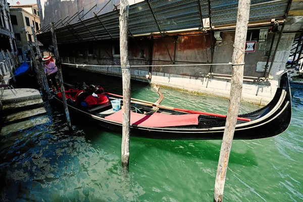 Venedig Italien Juli 2022 Gondolier Klädd Traditionell Randig Topp Och — Stockfoto
