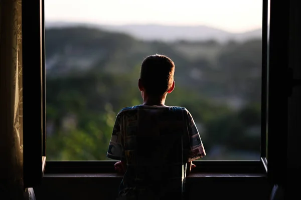 Back Boy Looking Window Sunset — Stock Photo, Image