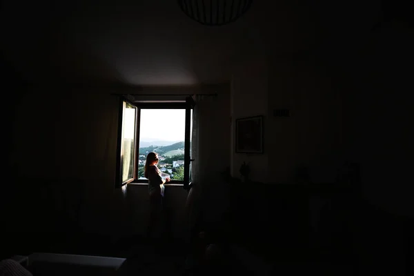 Dívka Stojí Dívá Okna Při Západu Slunce — Stock fotografie