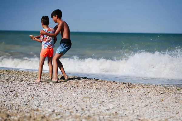 Dois Irmãos Jogam Seixos Mar Praia Porto Sant Elpidio Itália — Fotografia de Stock