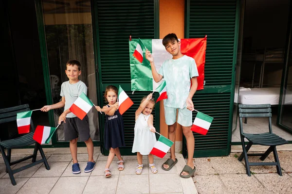 Feliz Quatro Crianças Com Bandeiras Italianas Celebrando Dia República Itália — Fotografia de Stock