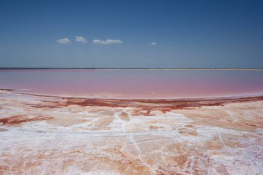 Saline Margherita di Savoia 'da kırmızı tuz gölü.