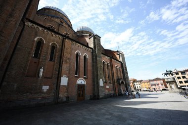 İtalya, Veneto, Padova 'da Basilica di Sant Antonio yakınlarında yürüyen bir aile..