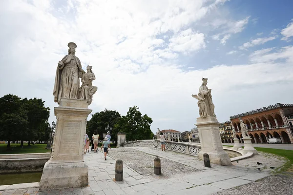 Talya Veneto Padova Daki Prato Della Valle Meydanında Heykel Eşliğinde — Stok fotoğraf