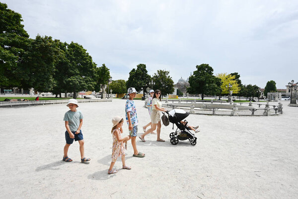 Семья гуляла на площади Prato della Villa в Падуе, Италия. 