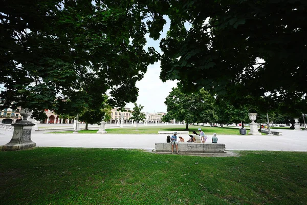 Aile, Prato della Valle meydanındaki kanala ve İtalya 'nın Veneto, Padova kentindeki Santa Giustina kilisesine park etmiş.. 