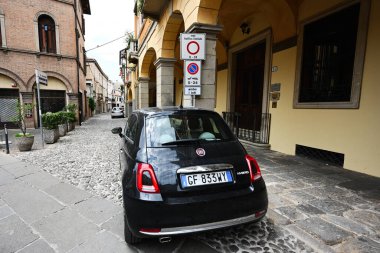 Padova, İtalya - Temmuz 05, 2022: Padua, Veneto, İtalya caddesinde 500 araba.